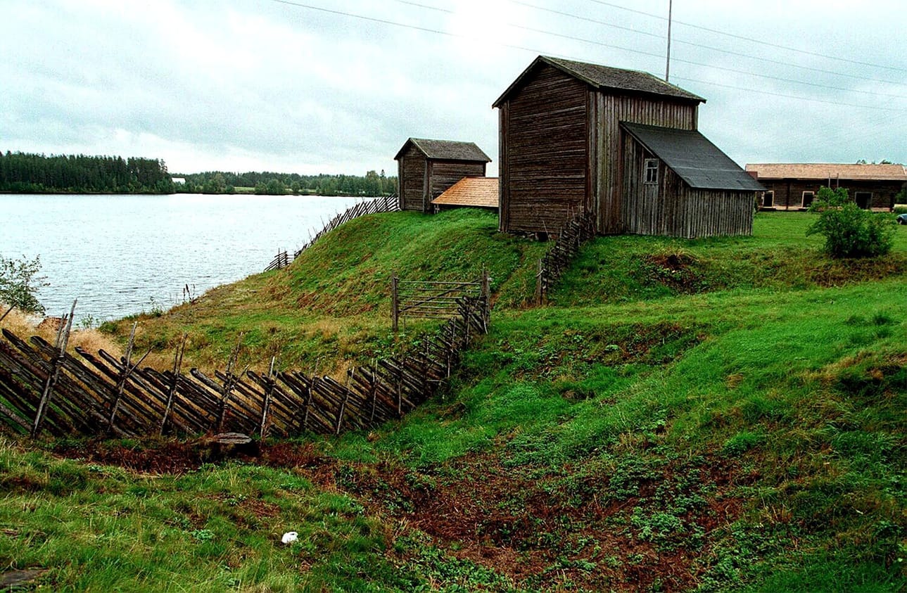 Lamminahon tila Vaalassa on aikamatka menneeseen. Kuva on vuodelta 1998, jolloin rakennuksia korjattiin.