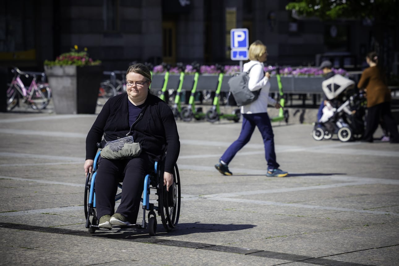 Elina Levijoki liikkuu sähköavusteisella pyörätuolilla.