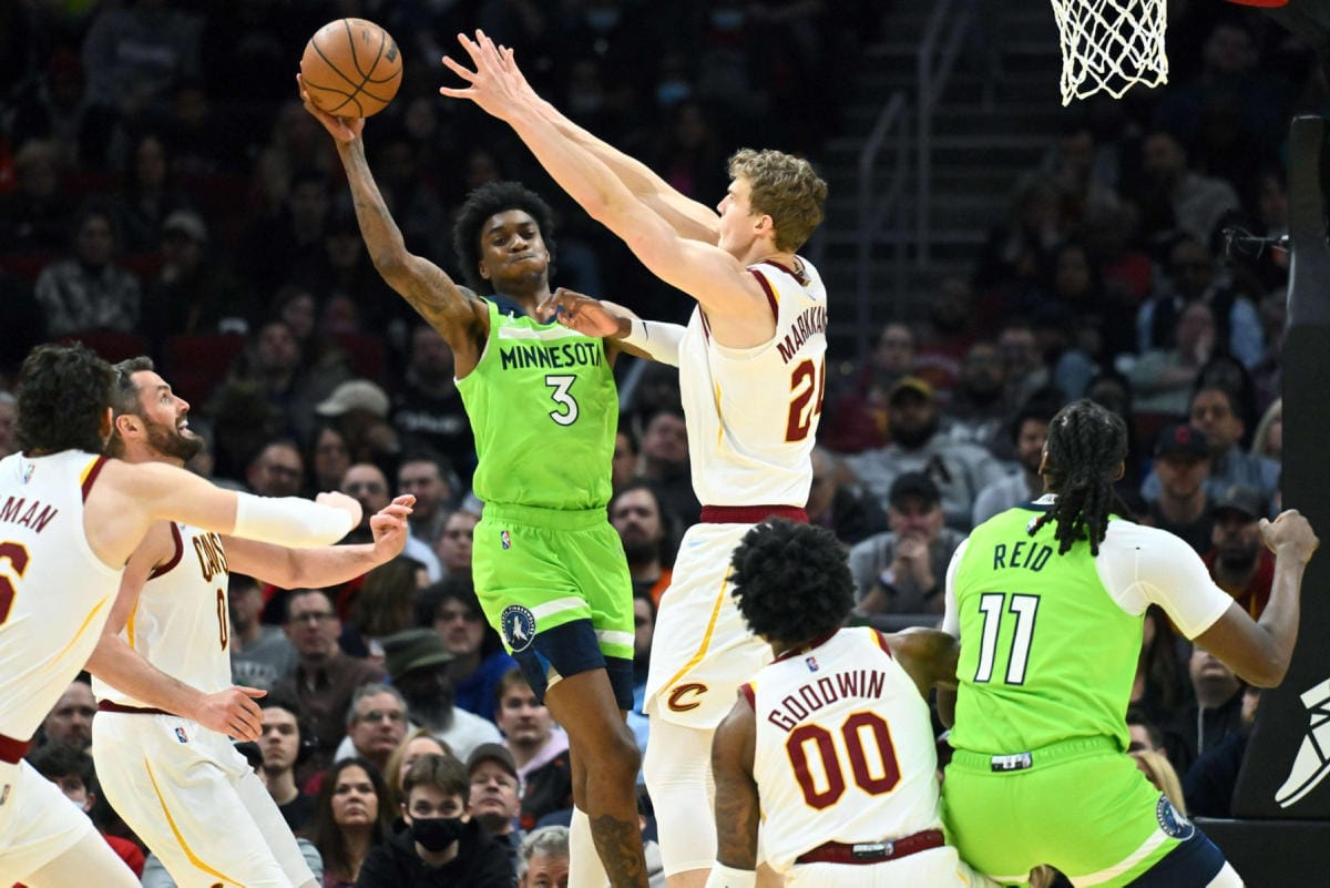 Lauri Markkanen (keskellä oik.) teki ottelussa yhteensä kymmenen pistettä. LEHTIKUVA / AFP