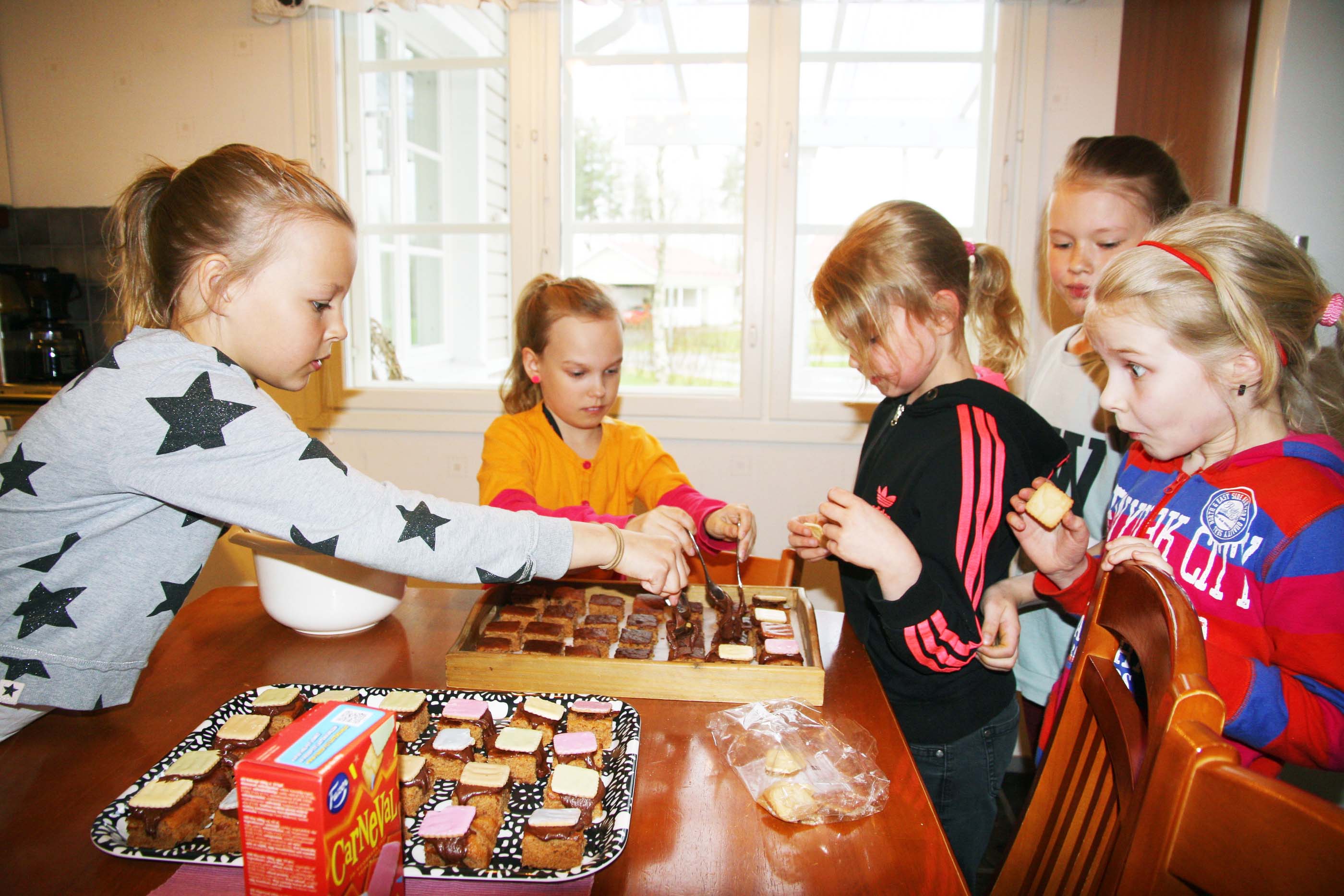 Neea kaatoi toimittajalle kahvit, ja 

sitten maisteltiin leivonnaisia. Hyvää oli, suussa sulavaa ja maistuvaa!