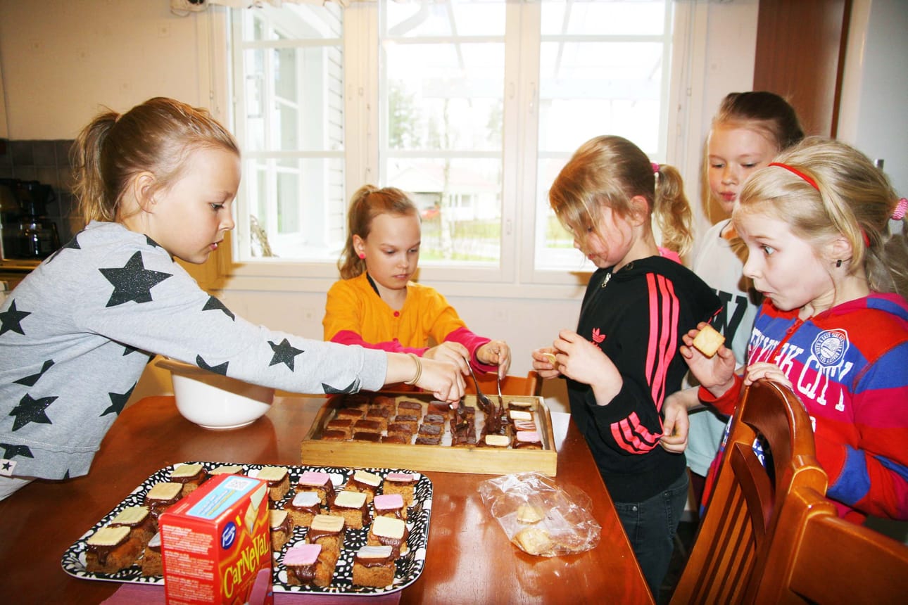 Neea kaatoi toimittajalle kahvit, ja sitten maisteltiin leivonnaisia. Hyvää oli, suussa sulavaa ja maistuvaa!