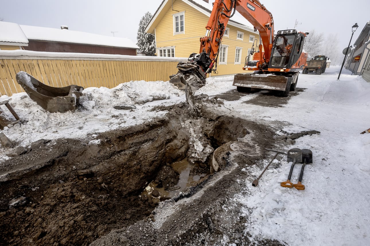 Reiponkadun runkovesiputken päältä on sulateltu routaa pari päivää ja tänään päästiin aloittamaan korjaustyöt.