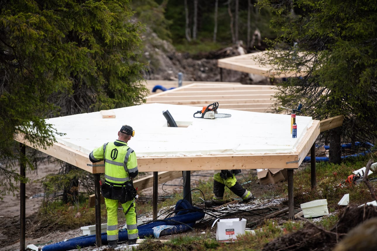 19 lasi-iglua on rakenteilla Rukalle, puolen kilometrin päähän Lamminkylän kahvilasta. Yksittäisen iglun koko on noin 15 neliömetriä.