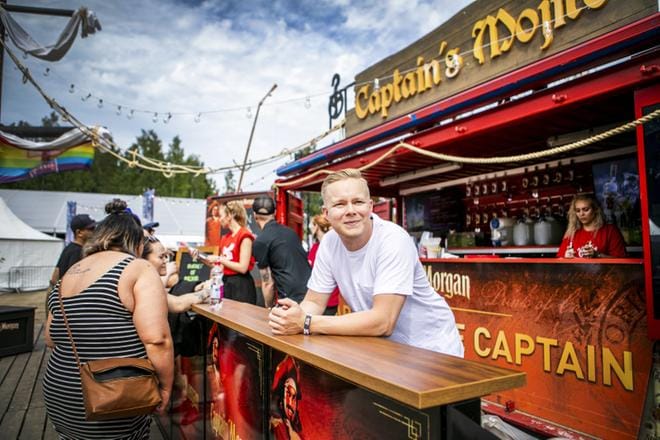 –Ihmiset tulevat festareille yllättymään. Tarjolla pitää olla ruokaa ja juomaa, joka ei ole niin tuttua, sanoo Hartwallin tapahtumavastaava Juha Korvola. Viime viikonloppuna Korvola oli Seinäjoella Provinssissa. KUVA: KRISTA LUOMA