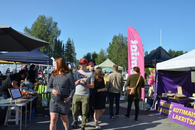 Markkinakoju toisensa vieressä, kesäinen sää ja toisten ihmisten seura houkuttelivat tänäkin vuonna runsaasti väkeä Finsumäen markkinoille. Kuva: Outi Rantala