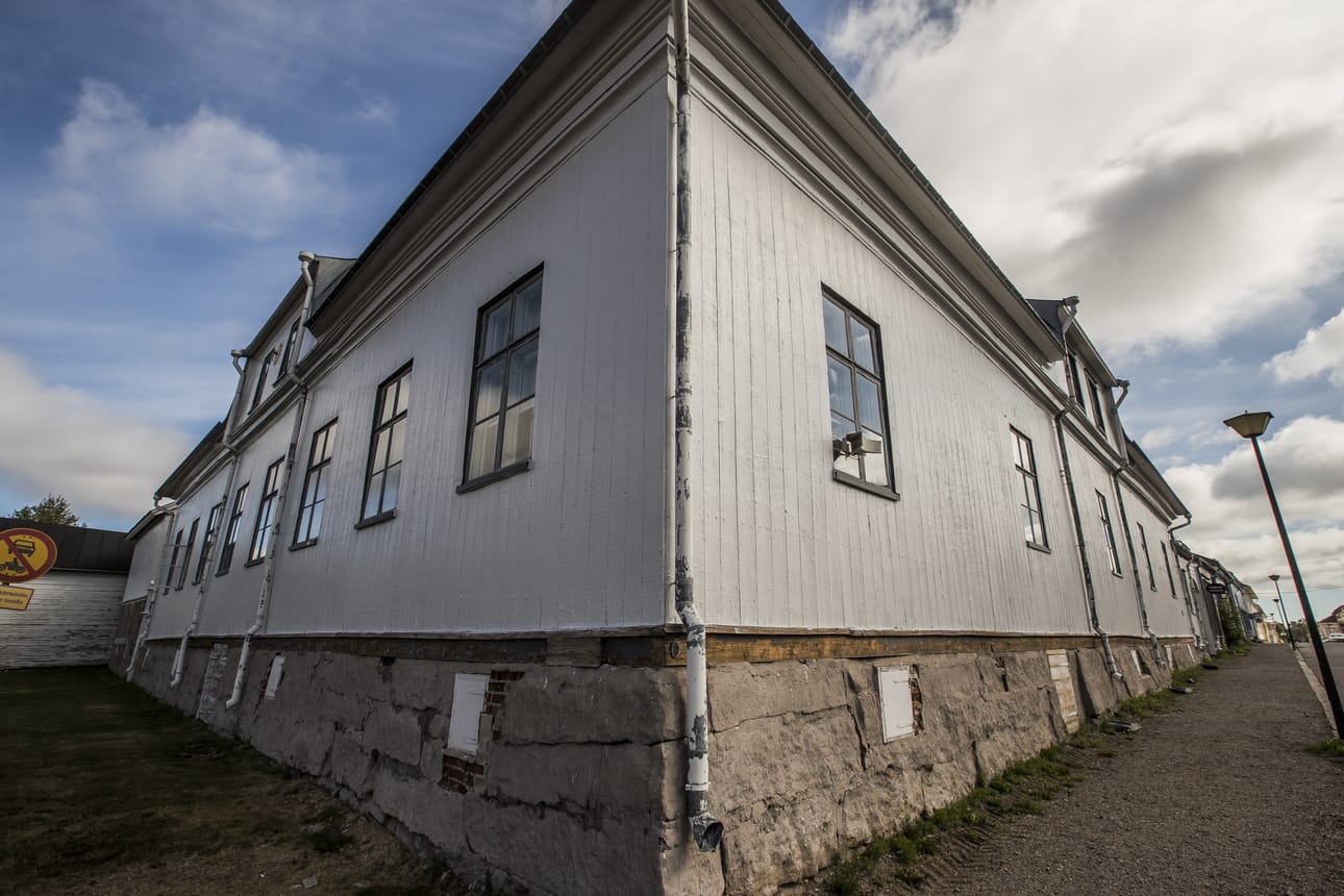 Brahenkatu 2:n julkisivuremontti on herättänyt keskustelua Raahen kaupungin tavasta kohdella historiallista arvokiinteistöä.