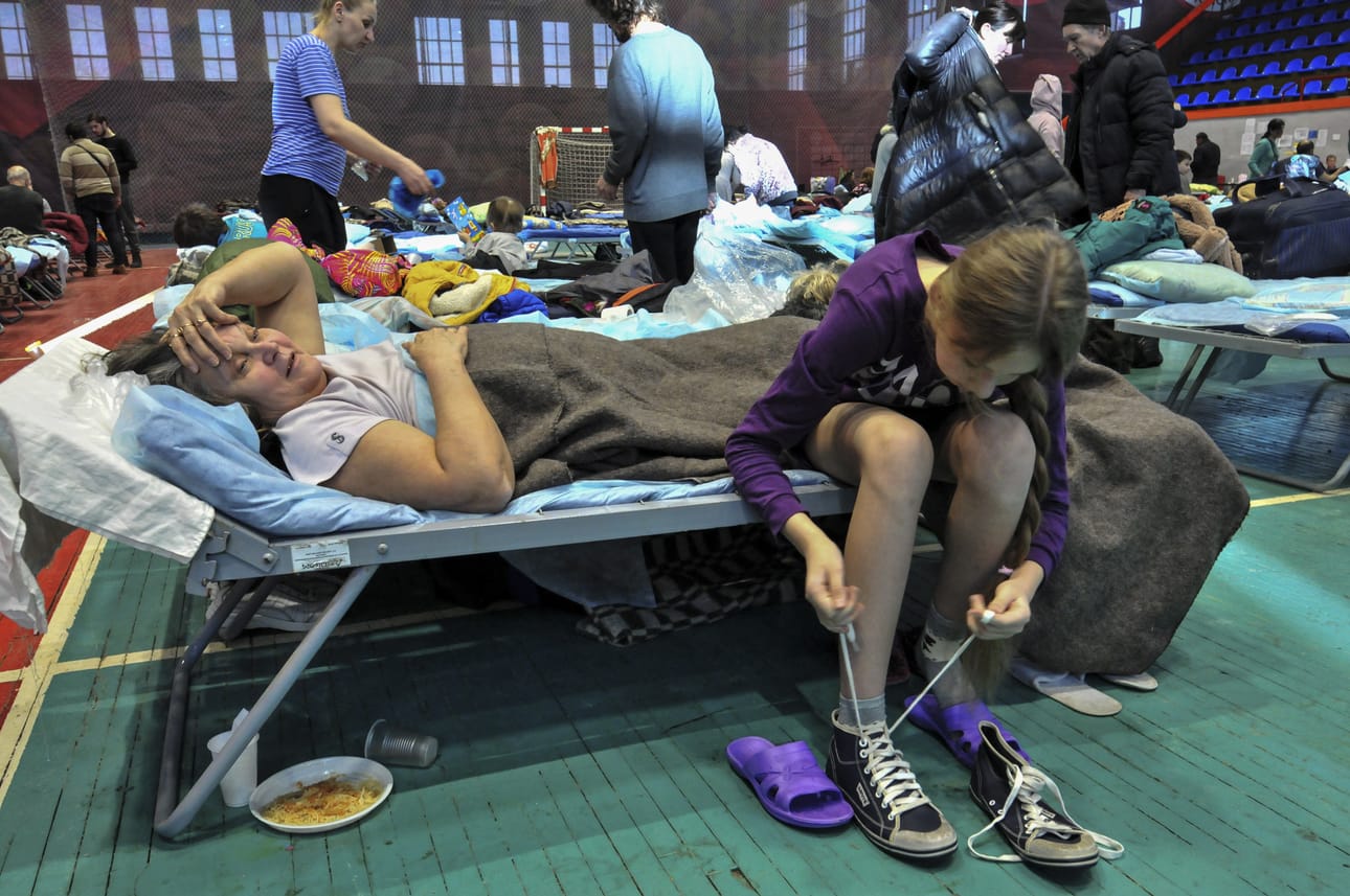 Koulun liikuntahalli Taganrogissa on tärkeä Venäjän propagandalle, sillä kansalle selitetään Venäjän "pelastavan ukrainalaisia natseilta" ja tuovan heitä "suojaan Venäjälle", vaikka Ukraina pyrkii sen estämään. Miehitetyn maan ihmisten pakottaminen vihollisen maaperälle on sotarikos.