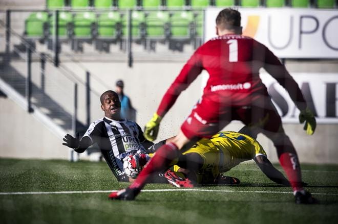 VPS:n Douglas Cae pääsee yrittämään maalitilin avaamista liigassa. Kuva: Jarno Pellinen