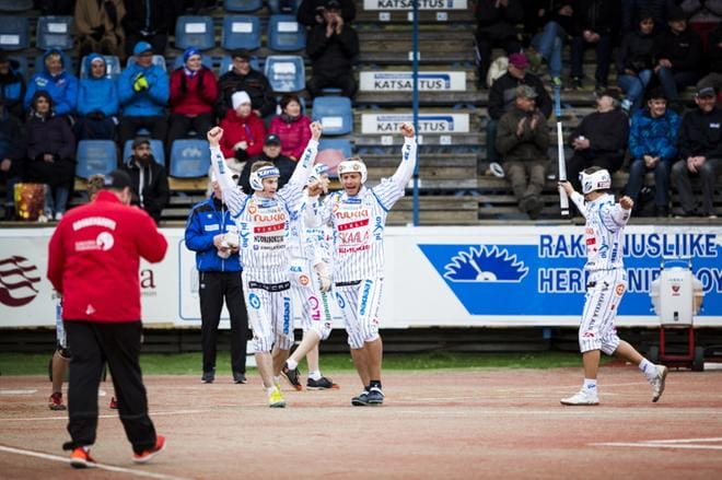 Vedon Olli Heikkala, Mikko Haukkala ja Severi Lassila tuulettivat voittoa. Kuva: Krista Luoma