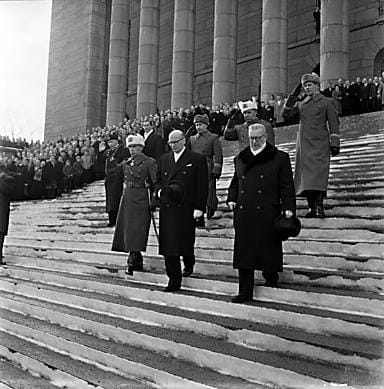 Presidentin tehtävät luovuttanut Juho Kusti Paasikivi (oikealla) ja presidentiksi valittu Urho Kekkonen astuvat eduskunnan portaita vallanvaihdon jälkeen.