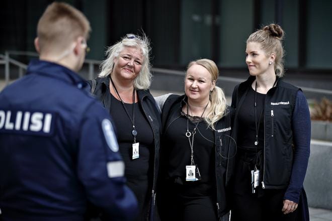 E-P:n sosiaalipäivystyksen Marjaana Rajasaari-Lahti, Sari Kankaanpää ja Jonna Häkkilä muistuttavat, että ensisijainen vastuu lapsista on vanhemmilla, ei viranomaisilla. KUVA: TOMI KOSONEN