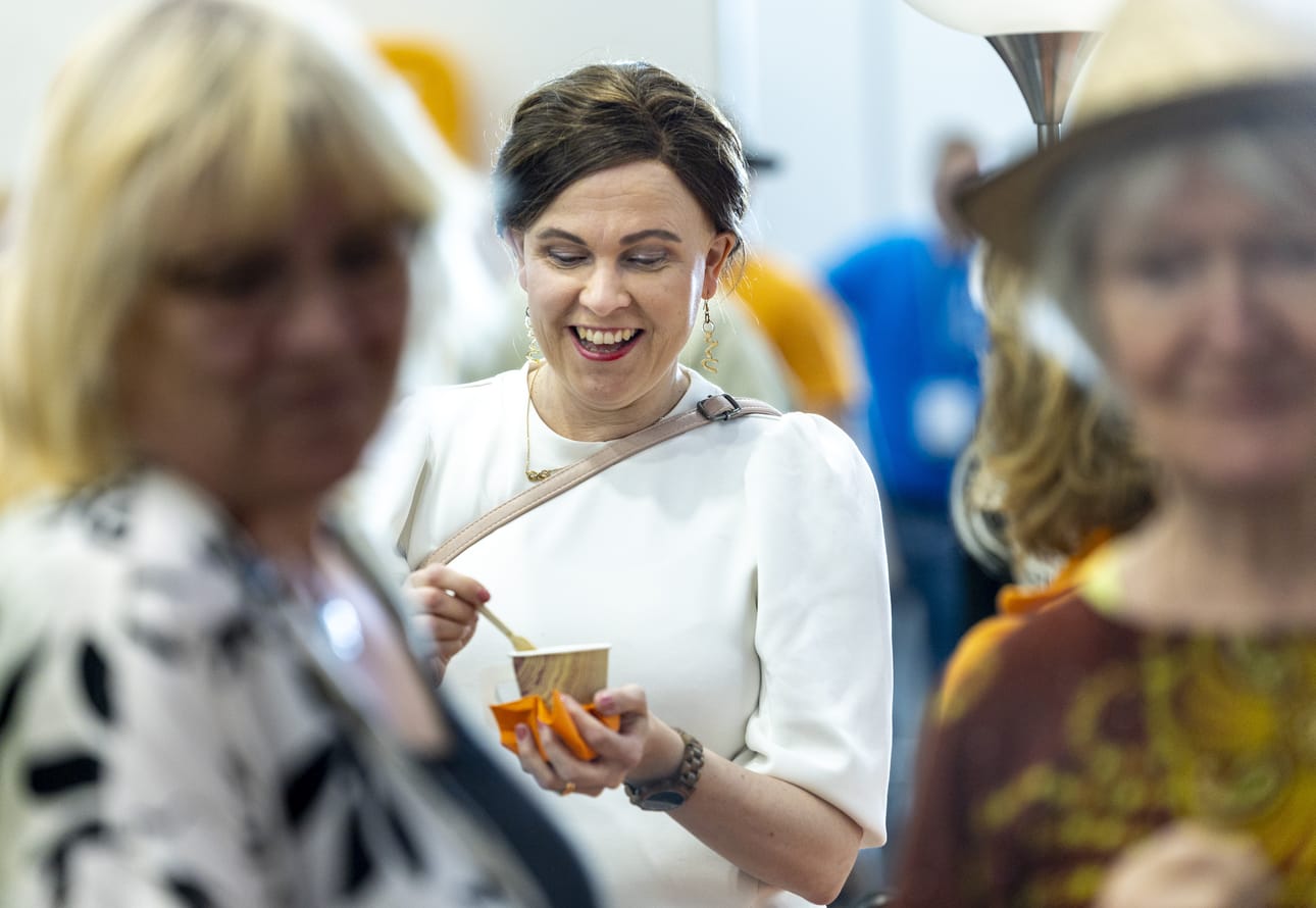 Tiede- ja kulttuuriministeri Mari-Leena Talvitie on kesäkuussa otetussa kuvassa farmarimessuilla Kalajoella.