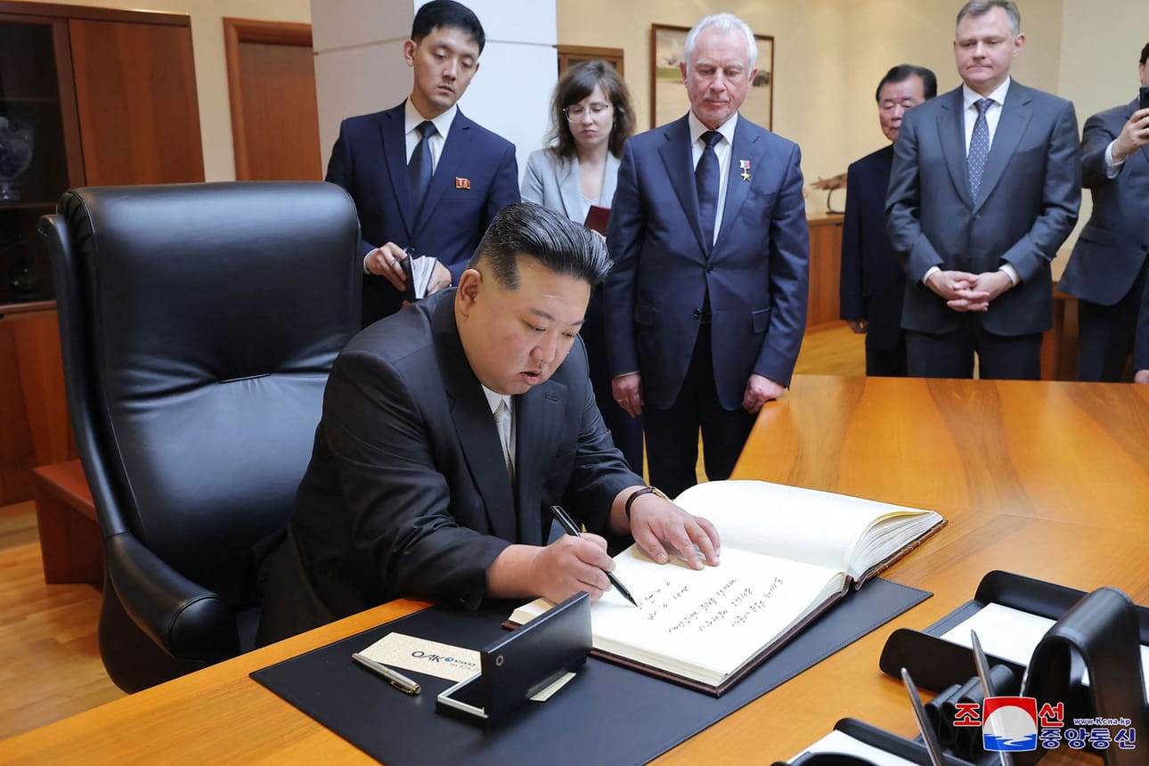 Pohjois-Korean johtajan Kim Jong-unin vierailu Venäjälle on kestänyt useita päiviä. Pohjois-Korean valtiollisen uutistoimiston välittämässä kuvassa Kim Amurin Komsomolskissa. LEHTIKUVA / AFP