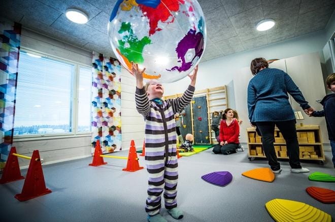 3,5-vuotias Mikael Iivari kävi tutustumassa jo uuteen päivähoitopaikkaansa viime viikolla. Uudessa hoitopaikassa aloittavat myös isoveli ja pikkusisko. KUVAT: MAIJA SAANIO