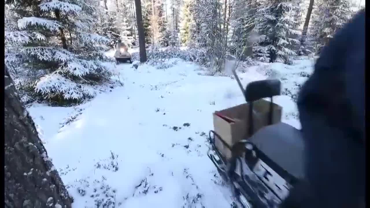 Hiihtosunnistuksen latujen tekoa.