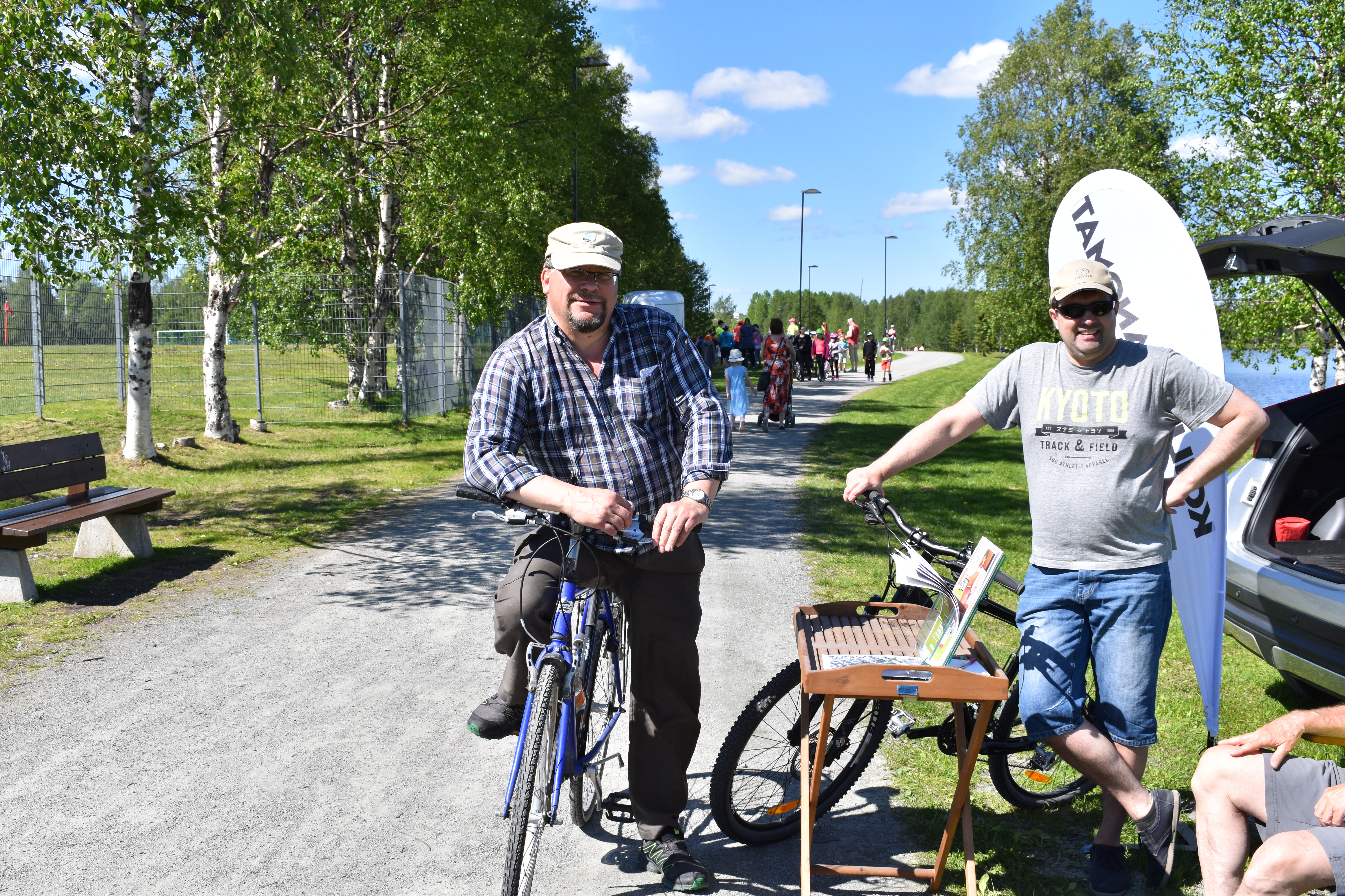 Juha Kemppainen ja Mika Haataja kiersivät hyvinvointirasteja pyöräillen. Haataja piti erityisesti Vanhan Myllyn rastista, jolla sai juoda kahvit.