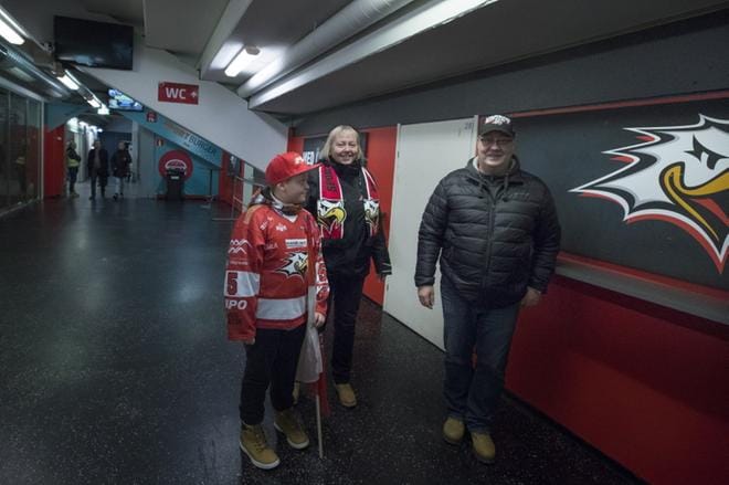 Jesse, Päivi ja Heikki Karhu eivät pidä Sportin peleihin myytäviä lippuja liian kalliina.