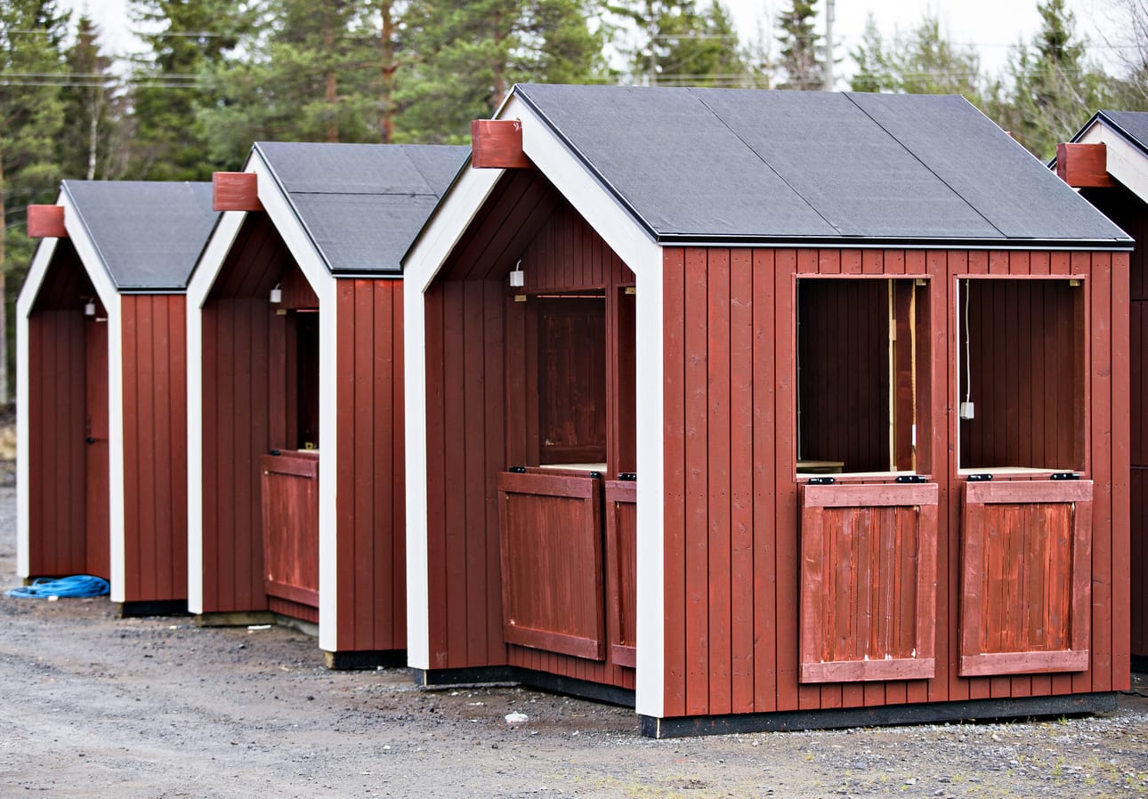 Joulutorille tulee kymmenen myyntimökkiä. Mökit on valmistettu Iissä.