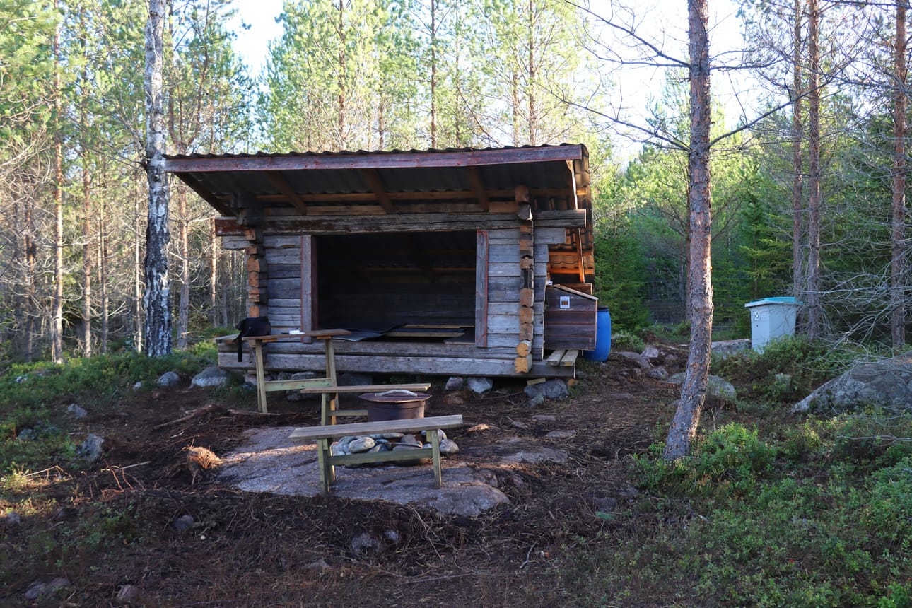 Laavun ja nuotiopaikan lisäksi koirametsässä on huussi.