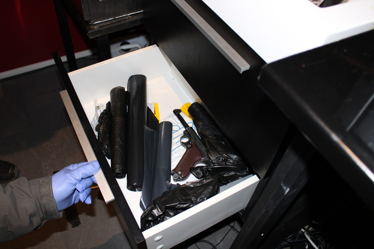 Kotietsinnöissä löydettiin runsaasti aseita.