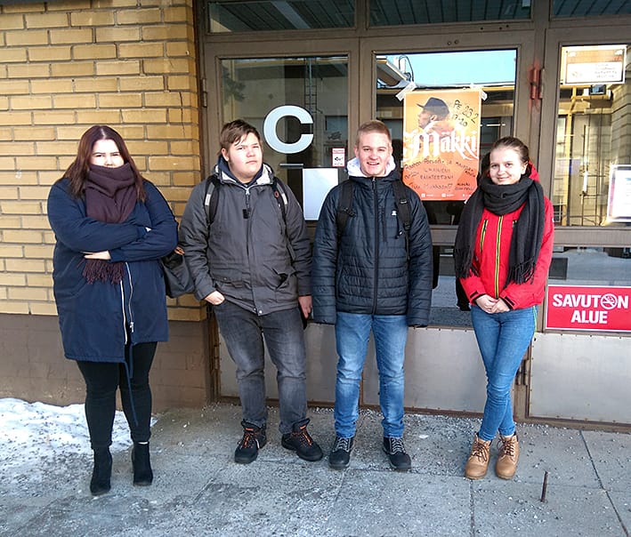 Opiskelijafoorumilaiset Melisa Sarpola, Jaakko Tiittanen, Teemu Salovaara ja Hanna Tolonen ovat olleet järjestämässä Mäkin keikkaa.