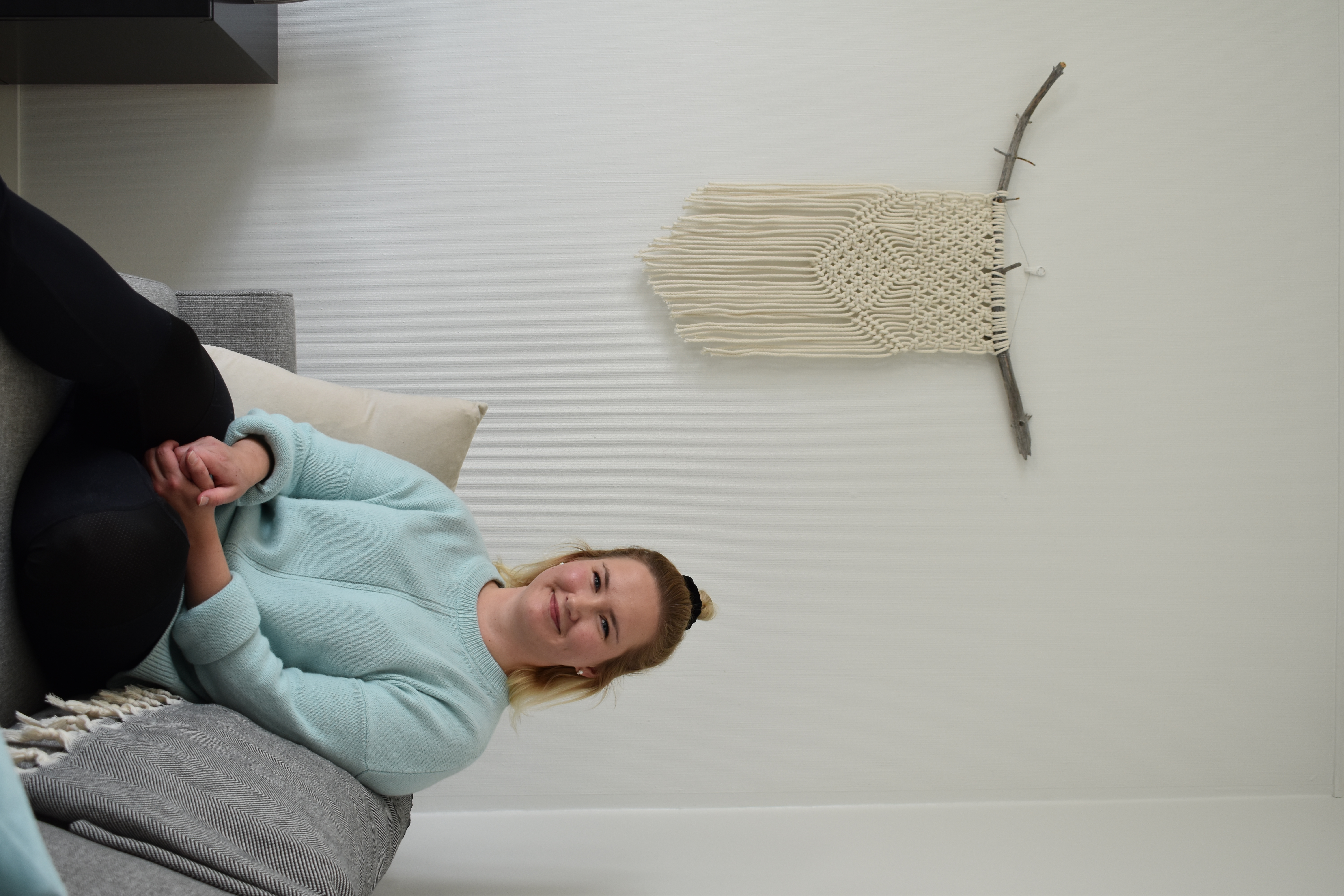 Yksi Törmäsen rakkaista harrastuksista on käsitöiden teko. Seinällä näkyvän macramen hän teki Taito-keskuksessa.