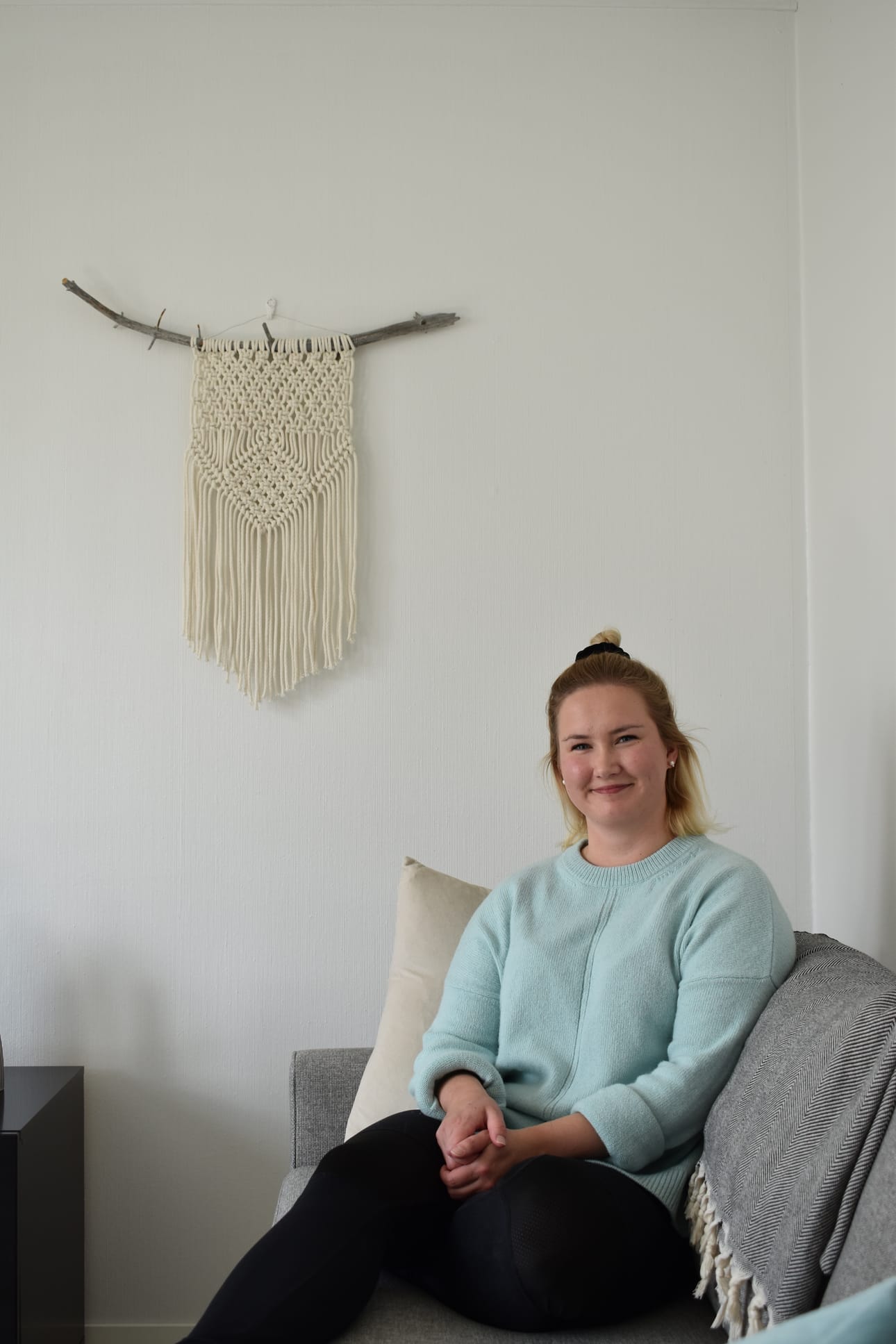 Yksi Törmäsen rakkaista harrastuksista on käsitöiden teko. Seinällä näkyvän macramen hän teki Taito-keskuksessa.