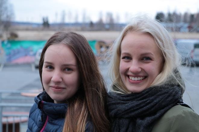 Jalasjärveläissisarukset Janette ja Janica Saari ovat kokeneita Haloo Helsinki! -faneja. Ensikosketus yhtyeen livesettiin koettiin Aukustissa joitakin vuosia sitten. KUVAT: HEIKKI PELTOKANGAS