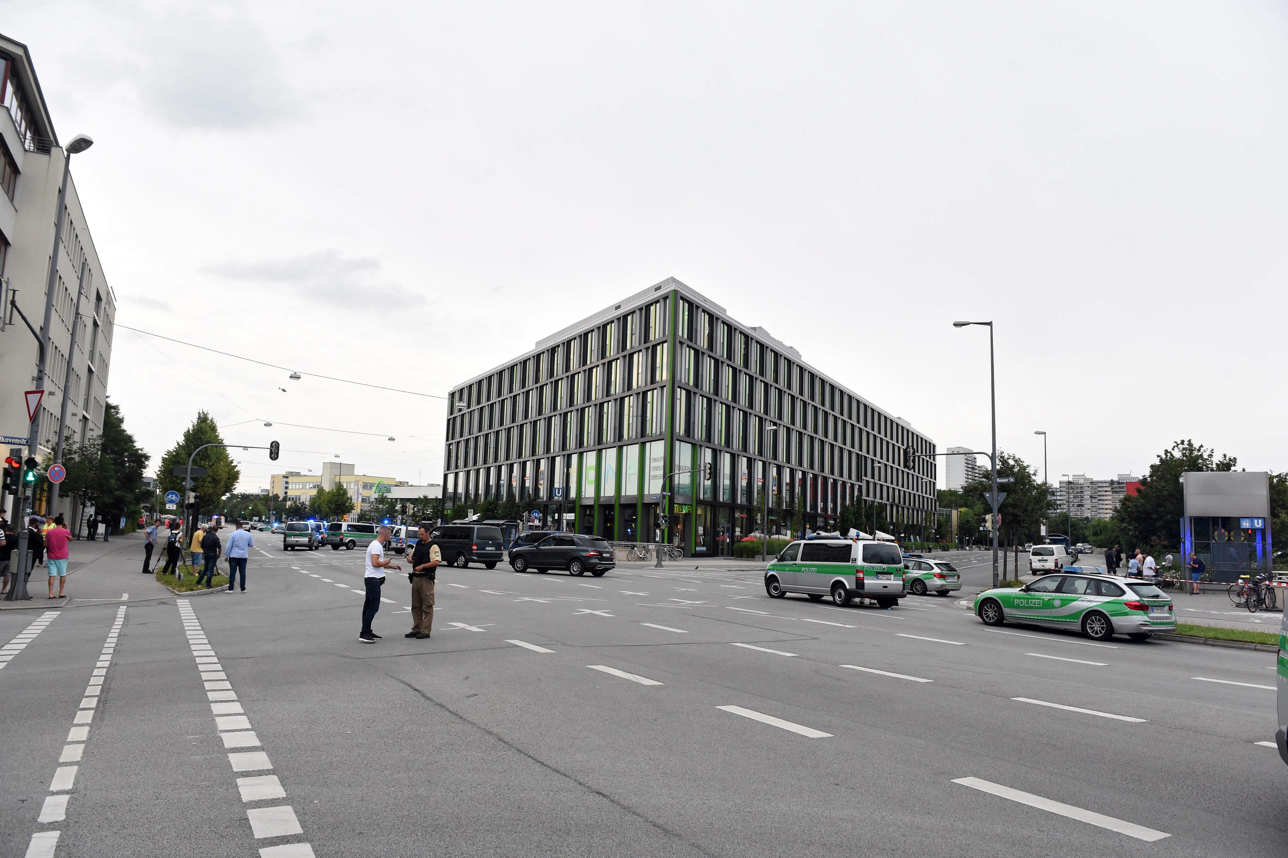 Olympia-ostoskeskuksen alueella on meneillään laaja poliisioperaatio. Paikallinen poliisi kehottaa Twitterissä ihmisiä pysymään poissa alueelta.