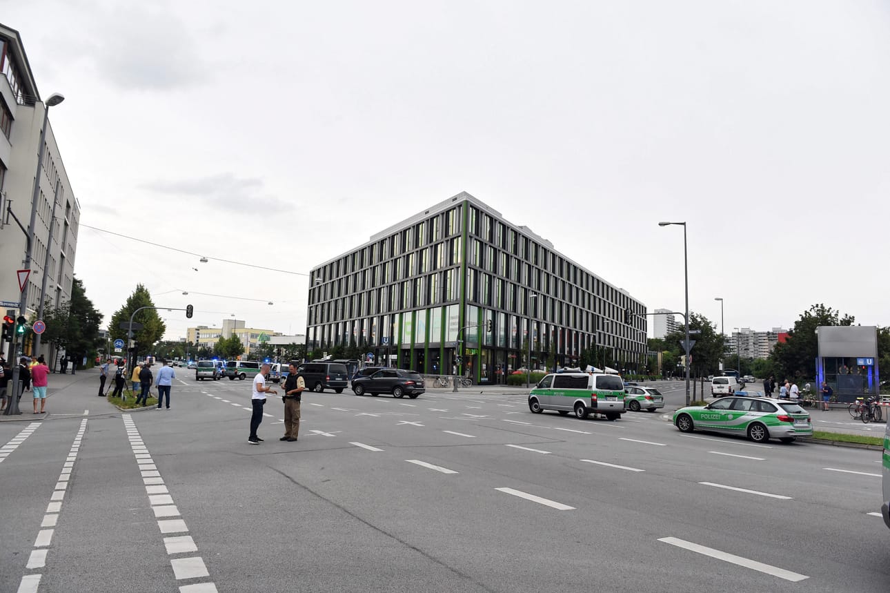 Olympia-ostoskeskuksen alueella on meneillään laaja poliisioperaatio. Paikallinen poliisi kehottaa Twitterissä ihmisiä pysymään poissa alueelta.
