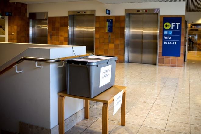 Muun muassa Vaasan keskussairaalan pääaulassa voi allekirjoittaa kansalaisaloitteen. Kuva: Kalle Lydman