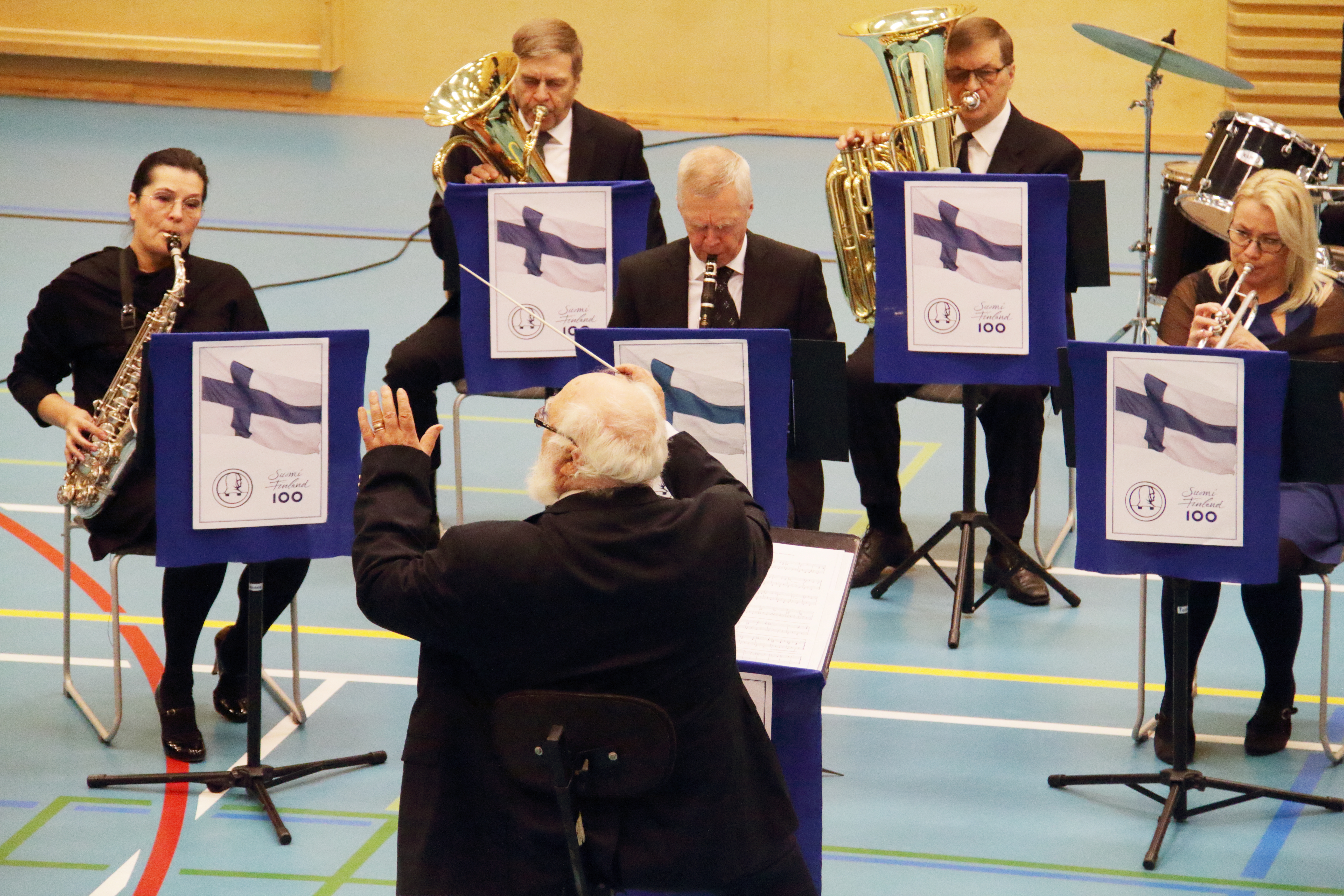 Puhallinorkesteri esitti itsenäisyyspäiväjuhlassa runsaasti musiikkia kapellimestarinsa dir. mus. Simo Saastamoisen johdolla.