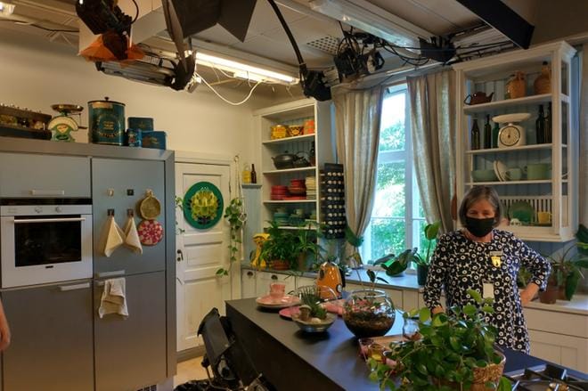Idyllisessä keittiössä saattoi muistella vaikka Strömsö-ohjelmassa käytettyjä kuvakulmia. Maritta Sandler opasti osallistujat myös huvilaa aikanaan asuttaneiden ihmisten kiehtovaan historiaan. Kuvat: Miika Huhta