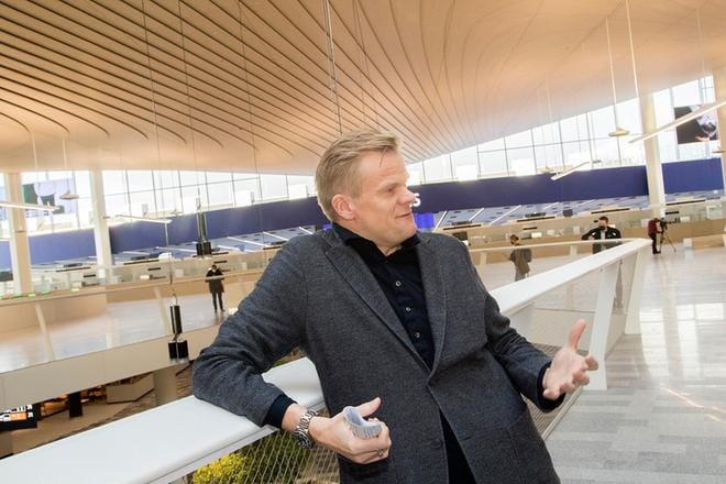 Pääarkkitehti Juho Grönholm halusi uuteen terminaaliin seikkailun ja lähdön tunnelmaa. Katto on tehty kotimaisesta kuusesta, ja sen muoto muistuttaa korkeuskäyriä. Katon on toteuttanut Raision Puusepät.