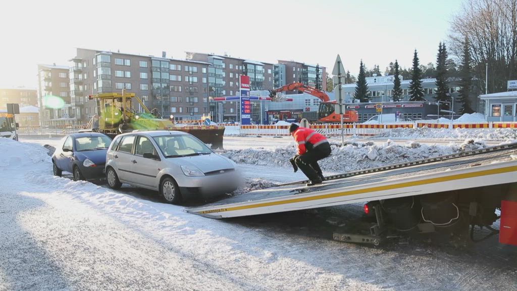 Näin autoja siirrettiin pois lumiauran tieltä Sammonkadulla torstaina