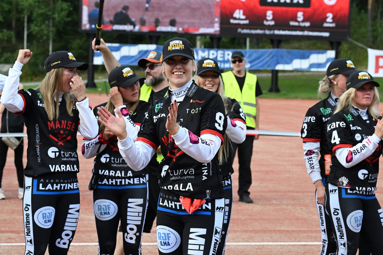 Mansen erinomaisesti pelannut lukkari Venla Tanhua otti mestaruudesta ilon irti.