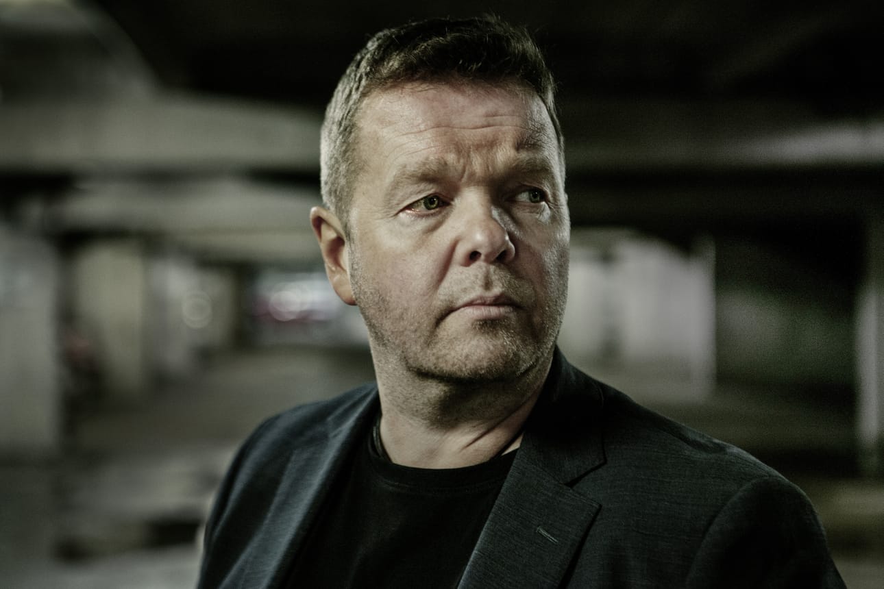 Evijärveltä kotoisin oleva Christian Rönnbacka (s. 1969) on poliisitaustainen kirjailija, jonka teoksia on myyty yli 350 000 kappaletta. Hautalehto-sarjan kymmenes dekkari Kostajan merkki ilmestyy lokakuussa 2022. Dekkareiden lisäksi Rönnbackalta on julkaistu tietokirjoja.
