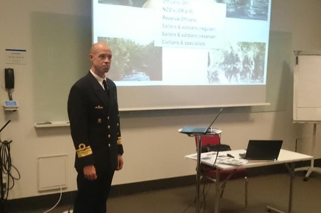Ruotsin merivoimien komentaja, kontra-amiraali Jens Nykvist toimittajatapaamisessa Tukholman Arlandan lentoasemalla keskiviikkona 22.11.2017. Kuva: Mikko Pulliainen