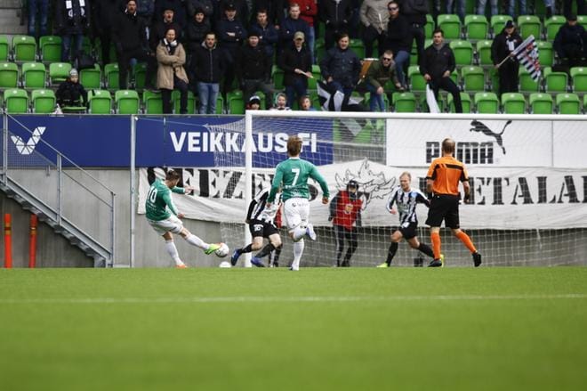 Billy Ions teki SJK:n ensimmäisen täysosuman. Kuva: Samppa Toivonen