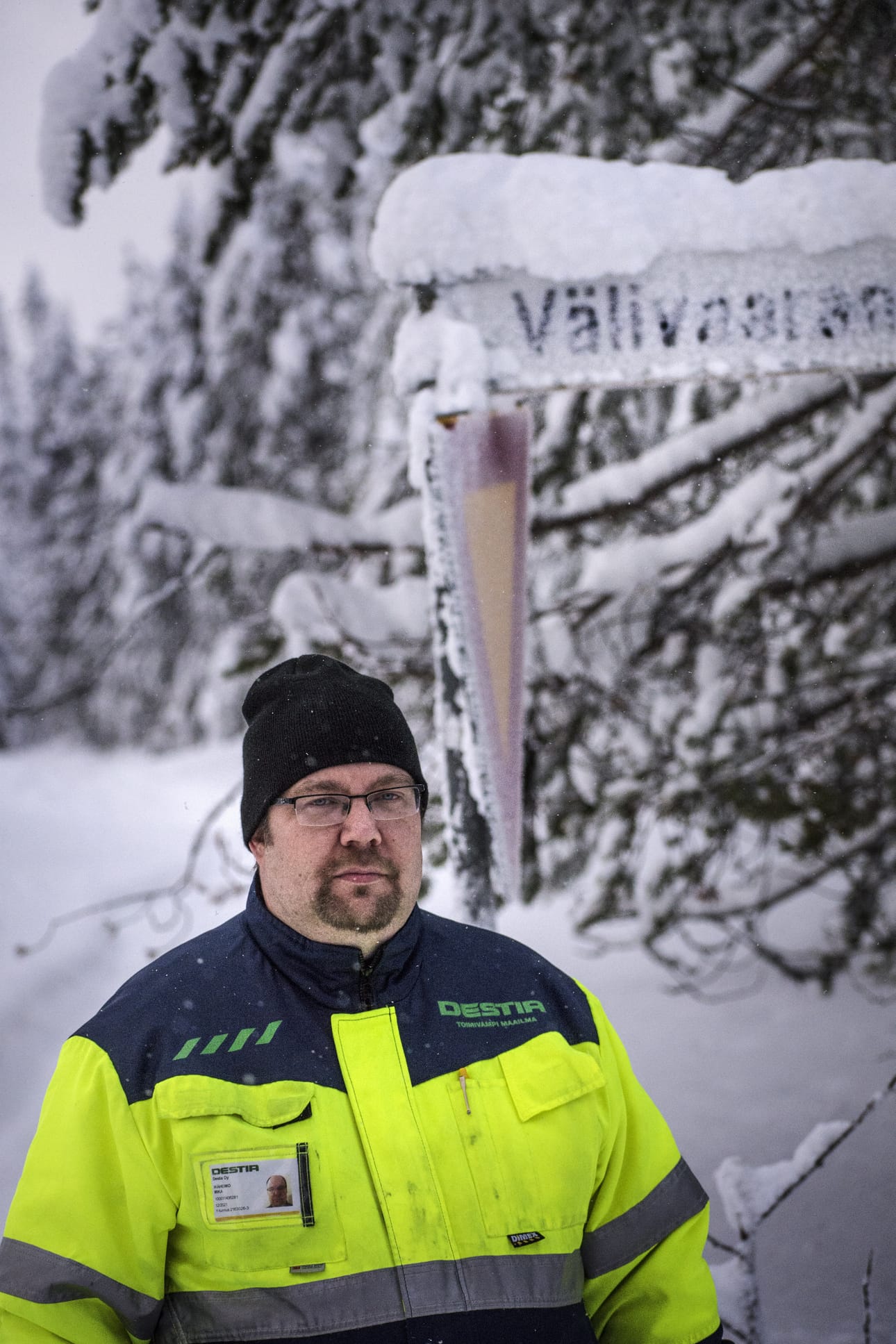 Mika Ikäheimo on töissä Destian työmaapäällikkönä ja Destian takissa mutta kertoo puhuvansa kotitiensä aurauksesta huolestuneena kuntalaisena.