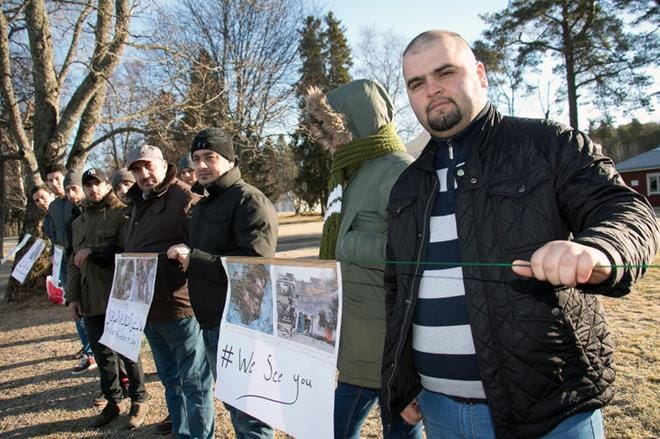 Kristiinassa irakilaismielensoittajien puhemies Mohammed Ali (oikealla) on itse saanut jo yhden kielteisen turvapaikkapäätöksen ja valittanut siitä. Hän, kuten koko muukin joukko, ei hyväksy Maahanmuuttoviraston linjausta, että Irak olisi tarpeeksi turvallinen maa palauttaa heitä takaisin. KUVA: JORMA HAVULA