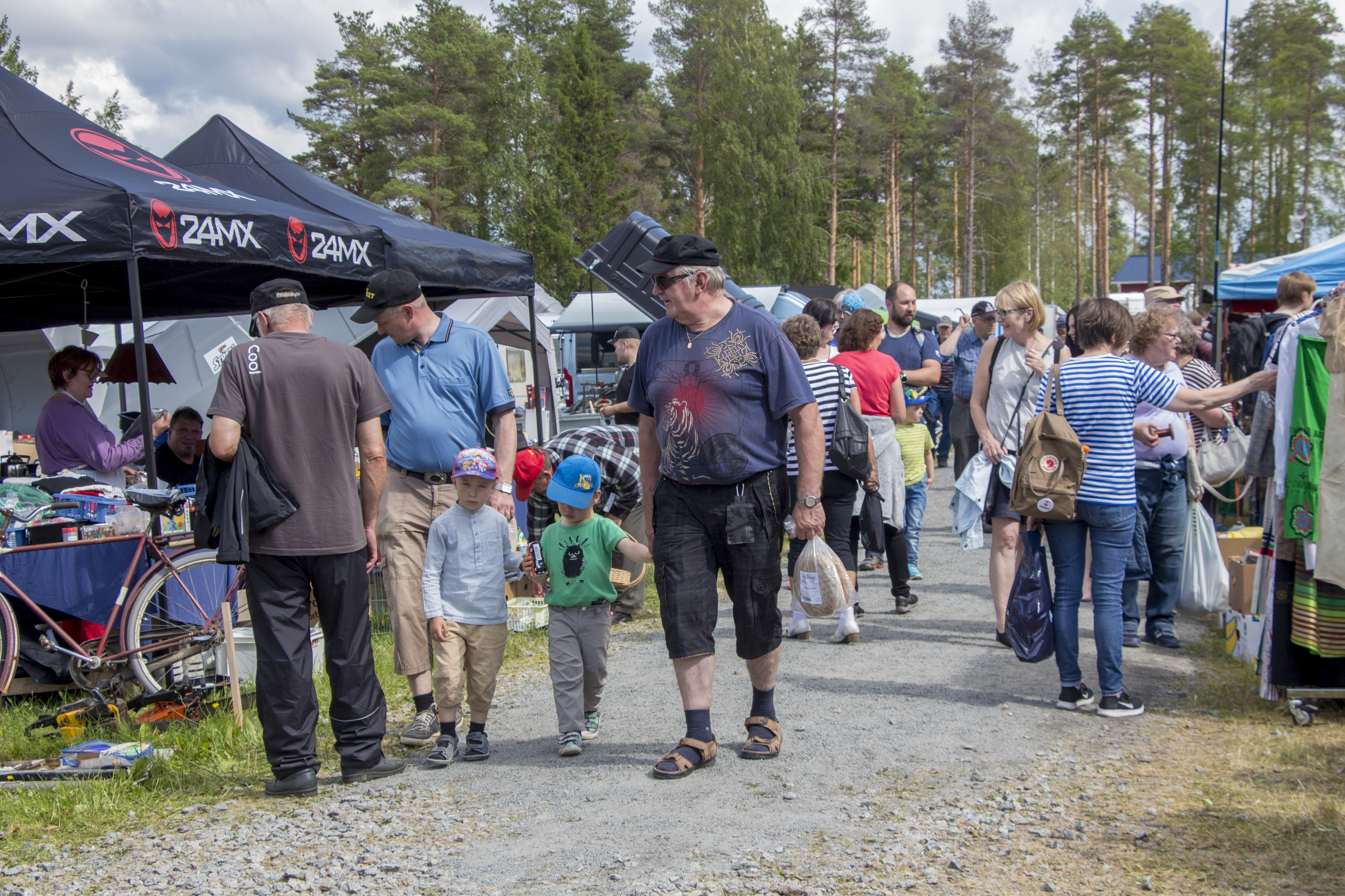 Runsaslukuinen väkijoukko etsii rompetorilta aarteita.