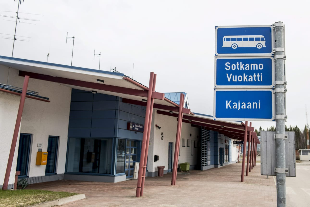 Hallituksen budjettiriihessä on tarkoitus linjata myös siitä, miten maakuntalentojen kustannukset vastedes jaetaan. Kuva Kajaanin lentoasemalta vuodelta 2020. LEHTIKUVA / KIMMO RAUATMAA