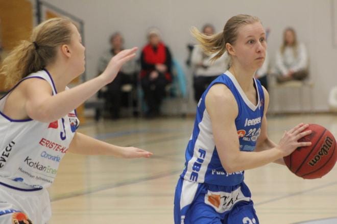 Miina Lapila (oik.) taisteli tiukasti muun Veto-lauman kanssa sunnuntaina naisten Korisliigan ottelussa. KUVA: TOMI OLLI