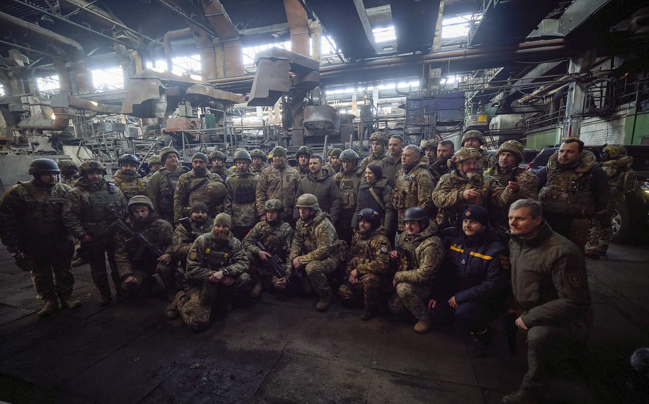 Ukrainan presidentti Volodomyr Zelenskyi vieraili Bahmutissa tapaamassa sotilaita.