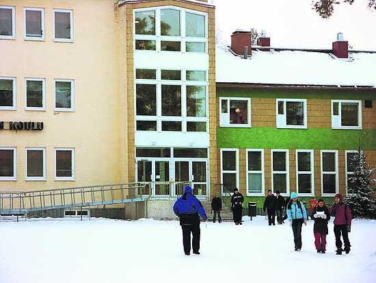 Lounaan aika. Lauri Pikkuaho kävi syömässä vanhusten palvelukeskuksessa, jonne rakennetaan ensi vuonna vuorohoitoyksikkö. Soppaa kauhoi lautaselle Tuovi Pohjanvesi.