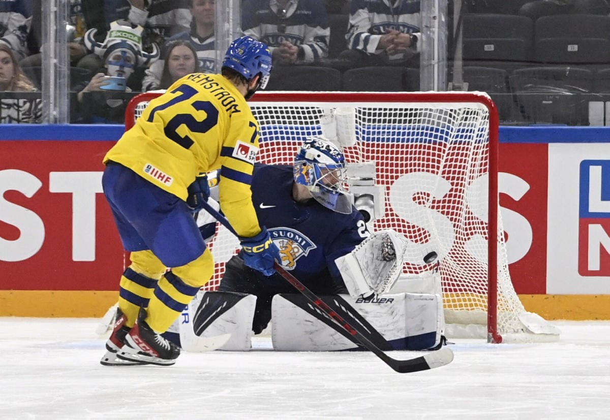 Voittolaukauskisan ainoan maalin teki Ruotsin Emil Bemström. LEHTIKUVA / Heikki Saukkomaa