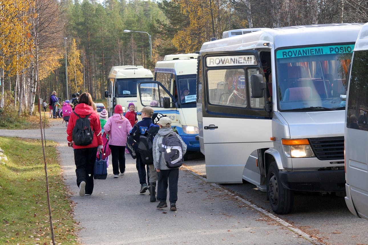 Aholan koulun oppilaista yli puolet on kuljetuksessa. Oppilaista kauimmainen asuu Ristilän Kolkonniemessä, jonne yhteen suuntaan matkaa kertyy 51 kilometriä.