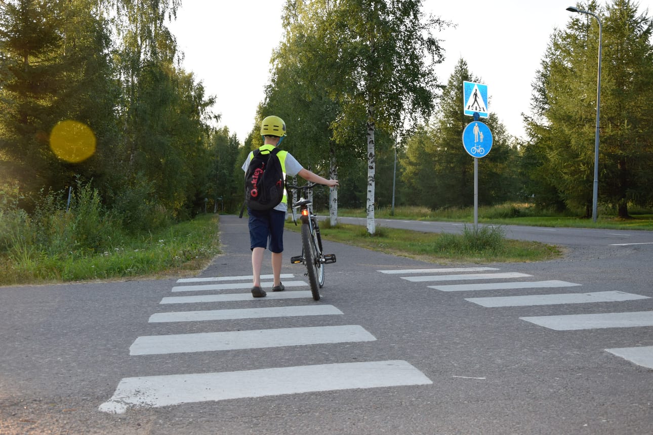 Kypärä, riittävät heijastimet ja liikenneosaaminen ovat turvallisen koulutien perusta.