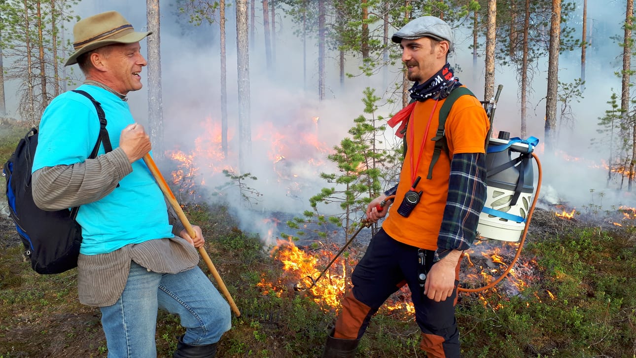 Teemu Anttila ( oikealla) oli toinen kulotusalueen sytyttäjistä, Vesa Simonen yksi vartijoista.